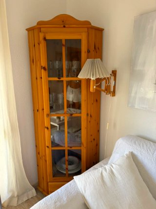 Vitrina de madera y cristal