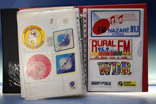 06. Gran lote pegatinas emisoras de radio extranjeras.
