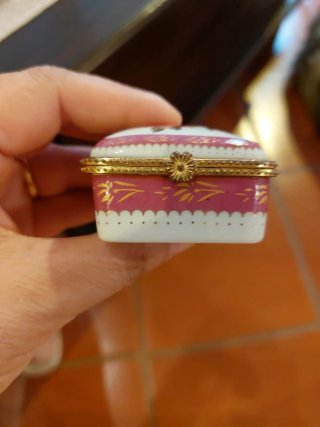 Piccolo portagioie in porcellana con rose
