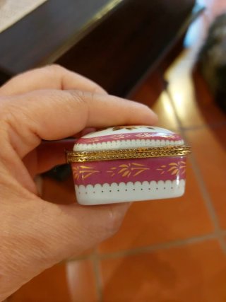 Piccolo portagioie in porcellana con rose