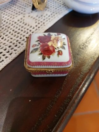 Piccolo portagioie in porcellana con rose