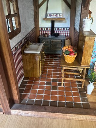 Casa de muñecas de piedra y madera