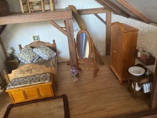 Casa de muñecas de piedra y madera