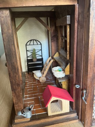 Casa de muñecas de piedra y madera