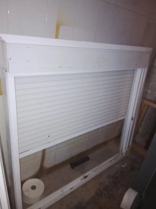 Ventana con persiana enrollable 1.50x1.33