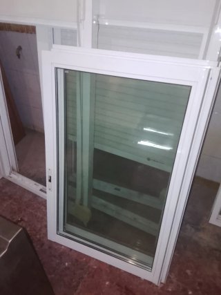 Ventana con persiana enrollable 1.50x1.33