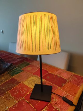 Lámpara de mesa Ikea negra y multicolor