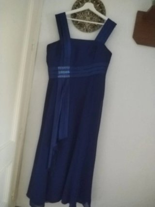 Vestido azul elegante con detalles