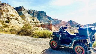 Quad CFMOTO Negro y Rojo