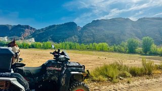 Quad CFMOTO Negro y Rojo
