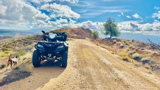 Quad CFMOTO Negro y Rojo