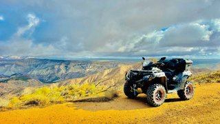 Quad CFMOTO Negro y Rojo