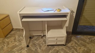 Escritorio blanco antiguo