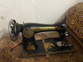 Máquina de coser antigua SINGER
