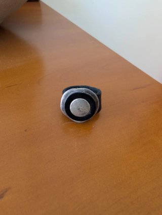 Anillo artesanal plata y negro y cuero