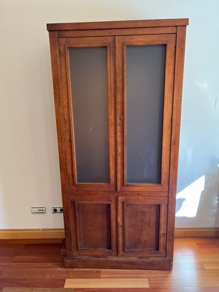 Vitrina de madera oscura con puertas de cristal