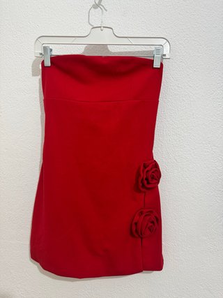 Vestido rojo strapless con flores