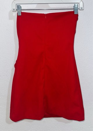 Vestido rojo strapless con flores