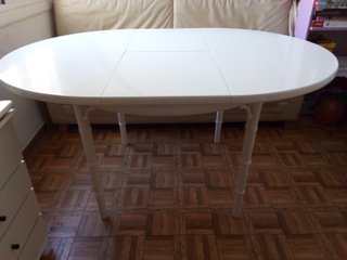 Mesa ovalada blanca extensible