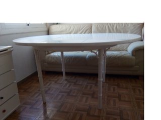 Mesa ovalada blanca extensible