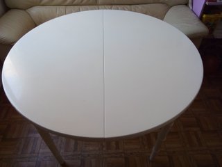 Mesa ovalada blanca extensible