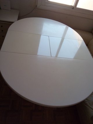 Mesa ovalada blanca extensible