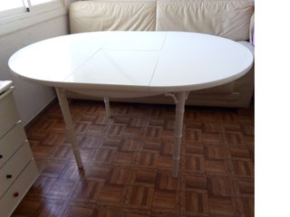 Mesa ovalada blanca extensible