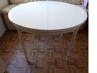 Mesa ovalada blanca extensible