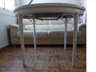 Mesa ovalada blanca extensible