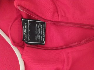 Sudadera New Balance Liverpool FC Roja y gorra