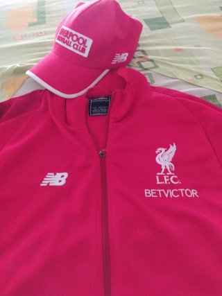 Sudadera New Balance Liverpool FC Roja y gorra
