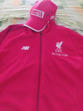 Sudadera New Balance Liverpool FC Roja y gorra