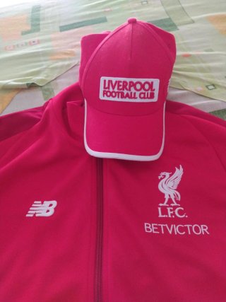 Sudadera New Balance Liverpool FC Roja y gorra