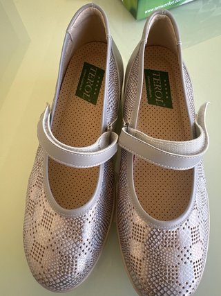 Zapatos Aeroconfort grises y plateados