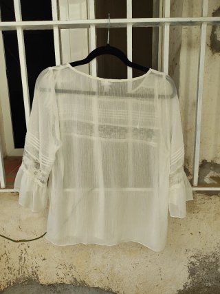 Blusa blanca con encaje y volantes