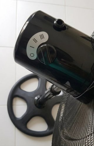 Ventilador de pie negro