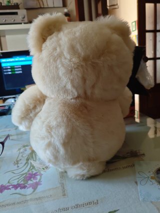 Oso de peluche beige con lazo