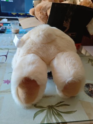 Oso de peluche beige con lazo