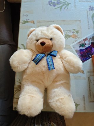 Oso de peluche beige con lazo