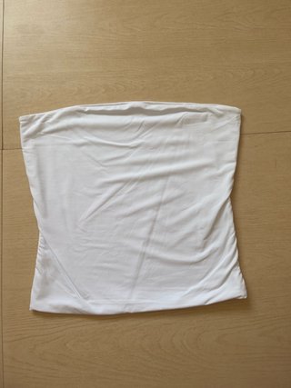 Top blanco básico sin tirantes