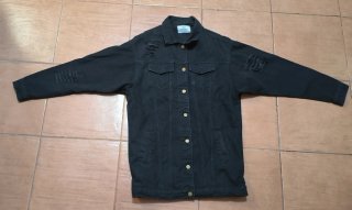 Chaqueta vaquera negra con rotos