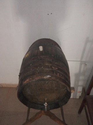 Barril de vino con soporte