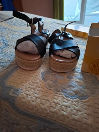 Sandalias de cuña negras y beige