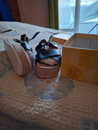 Sandalias de cuña negras y beige
