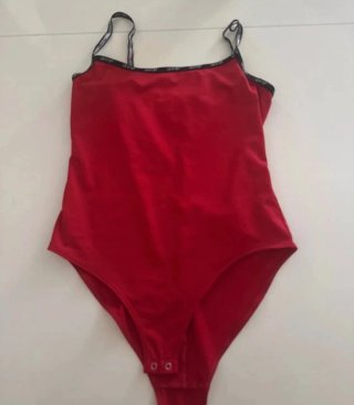 Body rojo tirantes negros Levis