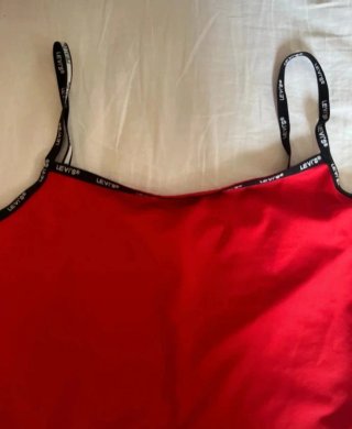 Body rojo tirantes negros Levis