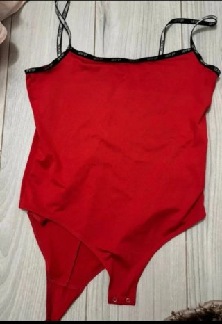 Body rojo tirantes negros Levis