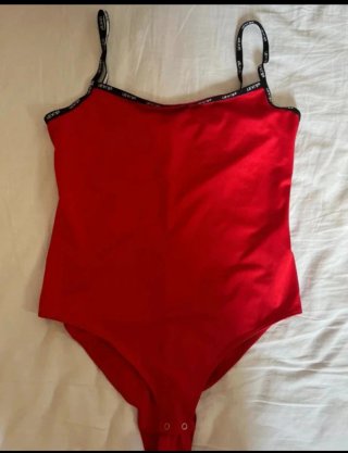 Body rojo tirantes negros Levis