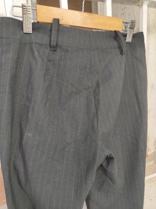 Pantalones de vestir grises a rayas