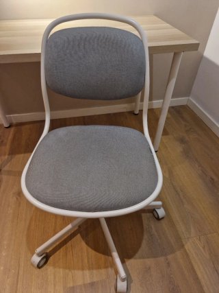 Mesa y silla de oficina Luminaria Ikea Nymane